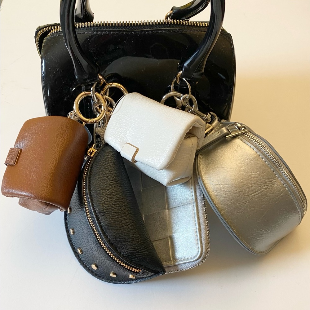 View’s choice! Elevate your look 😍Assorted bag charms or card holders - Picture 4 of 7